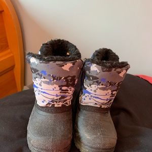 Snow boots